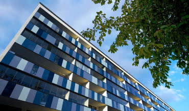 Deszcz a montaż elewacji wentylowanej: jak bezstresowo prowadzić prace jesienią?